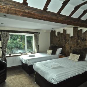 兰贝里斯Alpine Lodge Guest House的一间卧室设有两张床和窗户。