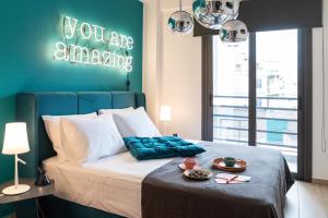 雅典14 Reasons Why Hotel Athens的一间卧室配有一张绿色墙床