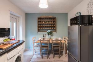 兰贝里斯Snowdon Snug的厨房配有桌椅和冰箱。