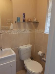 开普敦On Yonder Hill的浴室配有白色卫生间和盥洗盆。