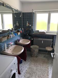 梅肯博伊伦Gästezimmer Süß- Scharf的一间带两个盥洗盆和洗衣机的浴室