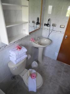 安加罗阿马努特拉酒店的浴室设有卫生间、水槽和毛巾