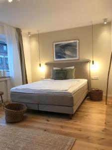 杜塞尔多夫Nettes Appartment in Düsseldorf-Derendorf - stylisch + gemütlich的一间卧室,卧室内配有一张大床