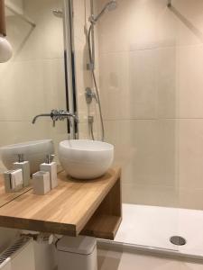 杜塞尔多夫Nettes Appartment in Düsseldorf-Derendorf - stylisch + gemütlich的浴室配有白色水槽和淋浴。