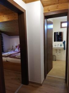 利恩茨利恩茨菲林沃浓假日公寓的通往卧室的门,卧室配有一张床和水槽