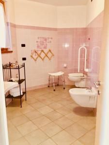 索里科Residence Colombo的一间带卫生间和水槽的浴室
