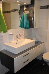 文迪施里茨5*Ferienwohnung Seebrise 1的白色的浴室设有水槽和镜子