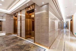 广州广州丽途国际公寓酒店（珠江新城店）的大楼的走廊,带电梯