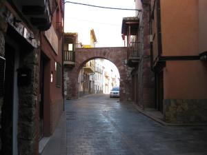 赫亚德亚尔瓦拉辛Casa Artigot的一条有拱门的小巷