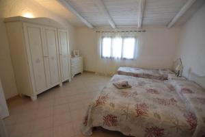 阿兰奇湾城Cielo e mare的一间设有两张床和窗户的大卧室