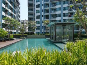 5 Floor - Centrio Condominium in Phuket Town - 30 mins to beaches内部或周边的泳池