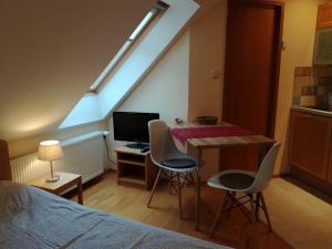 博维茨Apartments Dvor的一间卧室配有一张床和一张带椅子的桌子