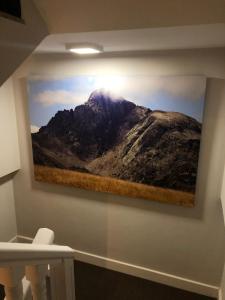 波特斯巴德科罗酒店的挂在墙上的一张山峰照片