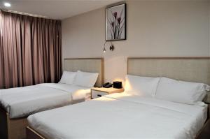 LIC Plaza Hotel客房内的一张或多张床位
