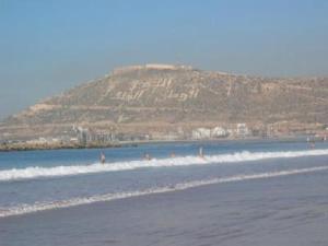 阿加迪尔Agadir Holiday Apartment的一群人,在海滩上