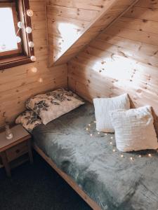 Srednja Vas v BohinjuHoliday House Franc的小木屋内一间卧室,配有一张床