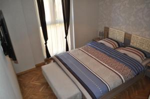 索非亚Sofia Central Pretty Apartment的一张位于带窗户的房间的床
