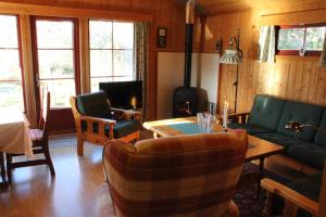 耶卢Ådnebu by Norgesbooking - cabin with 3 bedrooms的客厅配有沙发和桌子