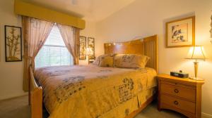 比格沃特鲍威尔湖吉姆卡其住宿加早餐旅馆的一间卧室设有一张大床和一个窗户。