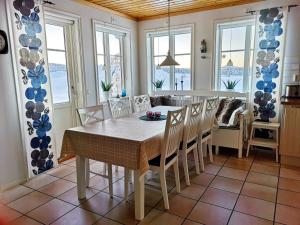 艾尔夫斯宾Skatauddens Lantgård的一间带桌椅的用餐室