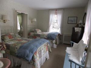格伦考维德布瑞哥豪斯酒店的一间卧室设有两张床和窗户。