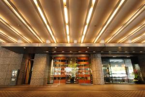 东京半蔵门格兰亚克酒店的天花板上灯火通明的建筑