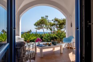卡马利Santorini Mystique Garden Villa的客房设有海景阳台。