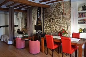 莱斯普卢加德夫兰科利Abadia-4的一间带桌子和红色椅子的用餐室