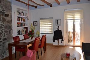 莱斯普卢加德夫兰科利Abadia-4的客厅配有桌椅和壁炉