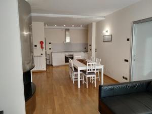 阿西西Appartamento Casa Lina的用餐室以及带桌椅的厨房。