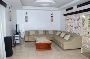 坎帕拉Muyenga Luxury Vacation Home的带沙发和咖啡桌的客厅