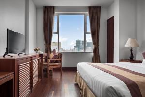 金边金边卡塔酒店 的酒店客房设有一张床和一个大窗户