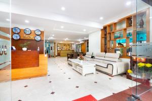 胡志明市阳光酒店和公寓的客厅配有沙发和桌子