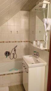 卡丹卡斯尼公寓的浴室配有盥洗盆和浴缸。