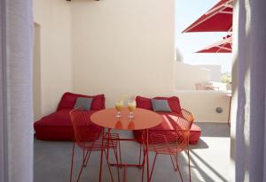 皮尔戈斯圣托里尼艺术酒店的配有桌椅和沙发的房间