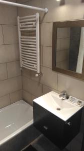 厄尔查尔坦安妮塔之家山林小屋的浴室配有盥洗盆、镜子和浴缸