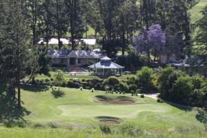 BalfourKatberg Eco Golf Estate的高尔夫球场空中景观和房子