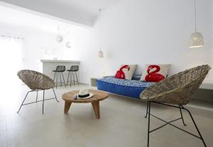 皮尔戈斯圣托里尼艺术酒店的配有一张带两把椅子和一张桌子的床的房间