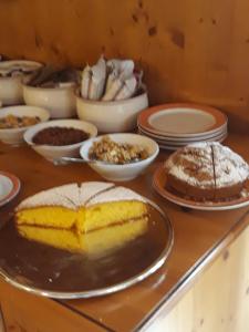 平佐洛高尔夫别墅的盘子上带馅饼和其他甜点的桌子