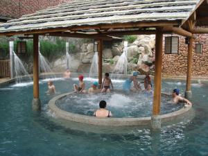 和平区谷关温泉饭店的一群人坐在游泳池里