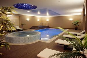 伊斯坦布尔美居伊斯坦布尔阿尔图尼匝德酒店的一个大游泳池位于房间中间