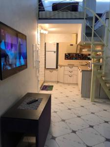 切尔诺夫策Newtone Apartment的厨房配有壁挂式电视和桌子。