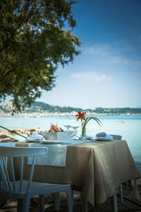 阿凯松米茂扎海滩酒店的一张桌子,享有海滩美景,配有一张桌子和椅子