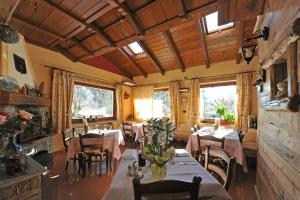 安泰伊-萨伊恩特-安德尔埃德斯洛斯酒店的用餐室设有桌椅和窗户。