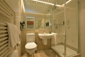Hotel Schweizer Hof Thermal und Vital Resort的一间浴室