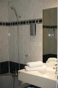Marigny-Saint-Marcel布兰科酒店的带淋浴、盥洗盆和浴缸的浴室
