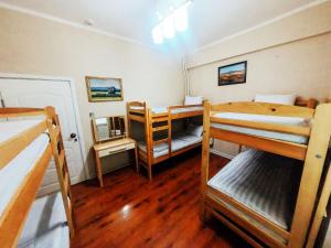 乌兰巴托蒙古热门旅游旅馆的一间房间,设有三张双层床