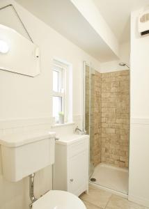 斯泰兹Host & Stay - Harbour Cottage的浴室配有卫生间、盥洗盆和淋浴。