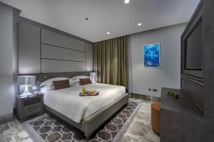 迪拜阿加恩罗塔纳酒店 - 迪拜媒体城的酒店客房,配有床和电视
