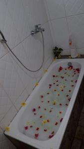 沙璜贝利佩里斯民宿的浴室内装有鲜花的浴缸